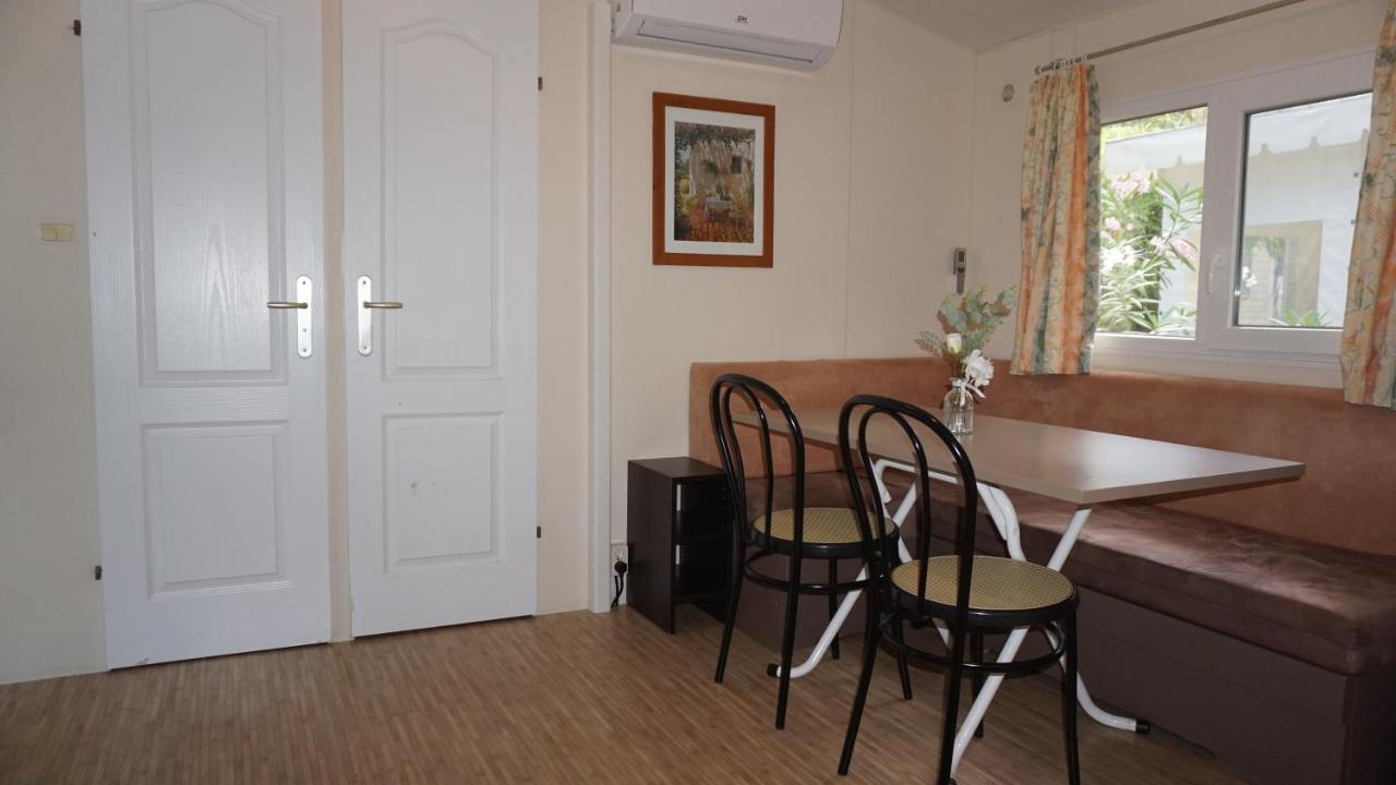 Chalets Met Buitenkeuken Op Camping Lei Suves - Joycasa Roquebrune-sur Argens Εξωτερικό φωτογραφία
